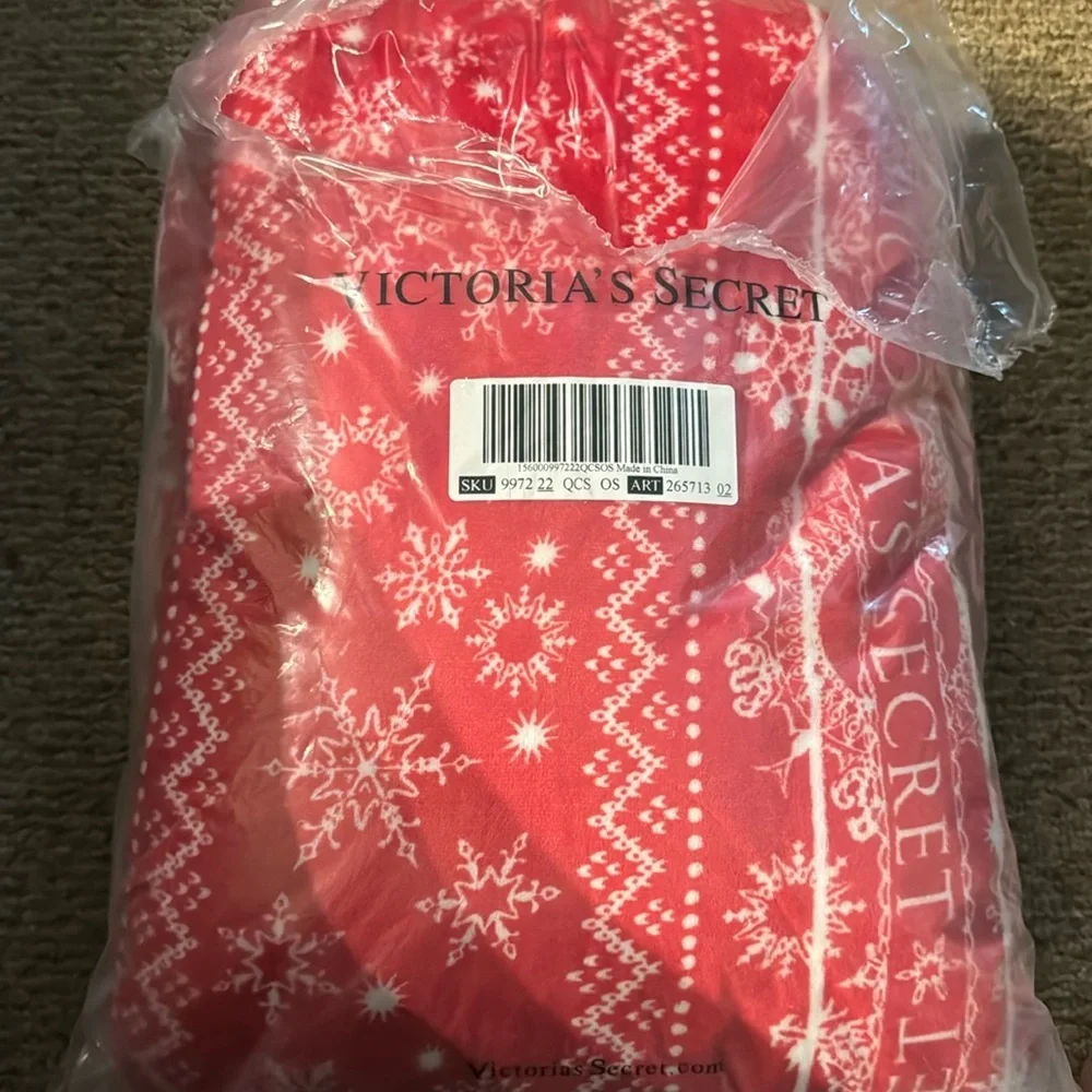 VICTORIA SECRETS PLUSH FLEECE BLANKET NEW WITH‎ TAGS